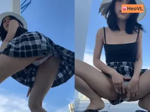 Gấu dâm đi du lịch nhưng cũng không quên quay clip show hàng cho fans xem
